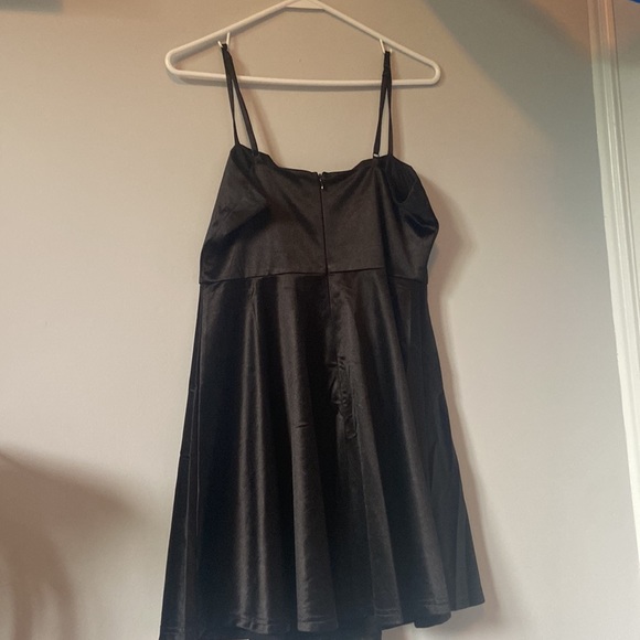 Lulu’s black satin medium mini/midi dress - Picture 2 of 3